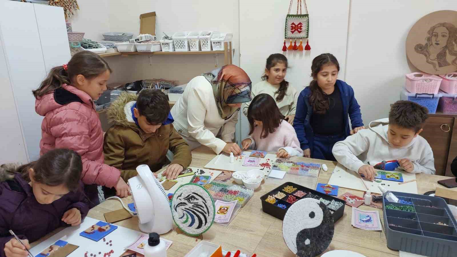Hataylı kadın girişimci k&uuml;lt&uuml;r&uuml;n&uuml;, depremden ka&ccedil;tığı Rize&rsquo;de &ouml;ğreterek yaşatıyor
