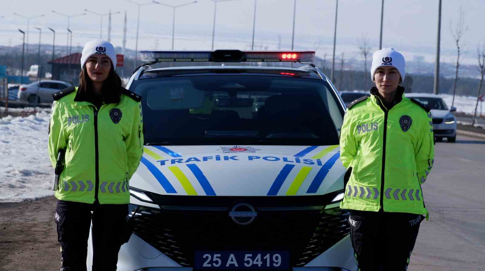 O şehrin trafiği iki kadına emanet