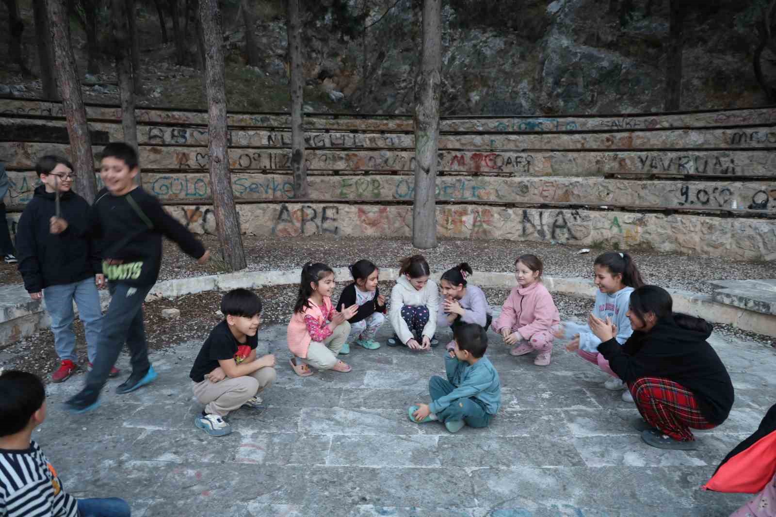 İftar için dakikaları sayan çocuklar, top atışı geleneğiyle heyecan yaşıyor