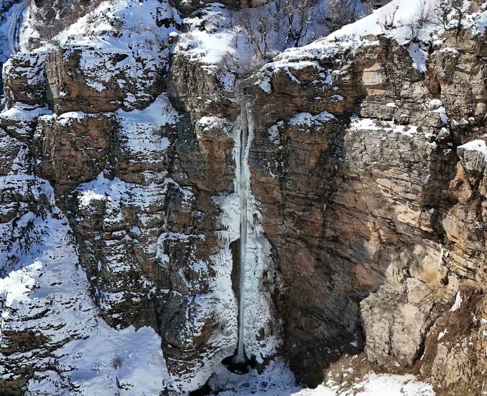 Karlar arasından akan Gümüşkanat Şelalesi