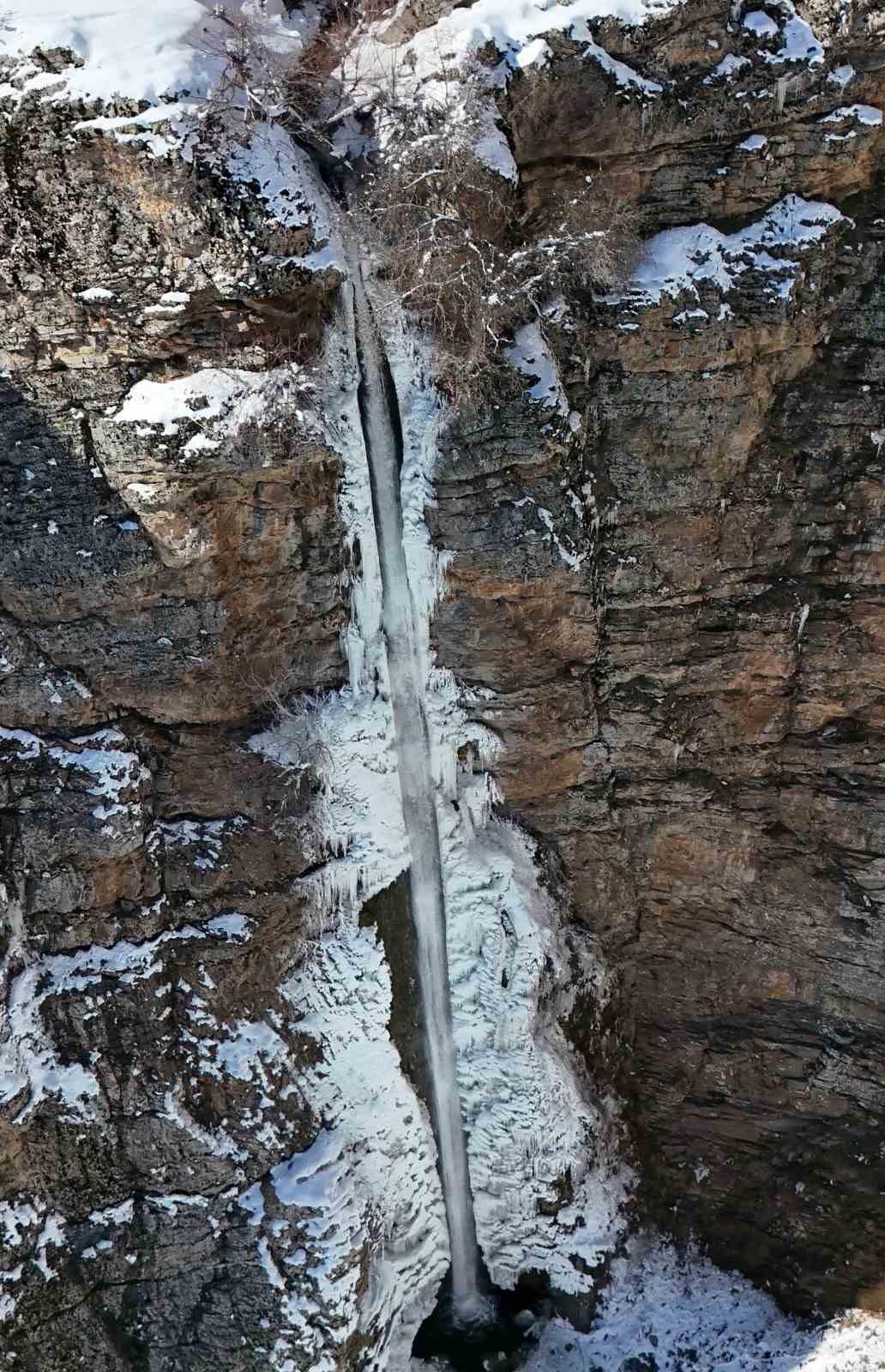 Karlar arasından akan G&uuml;m&uuml;şkanat Şelalesi
