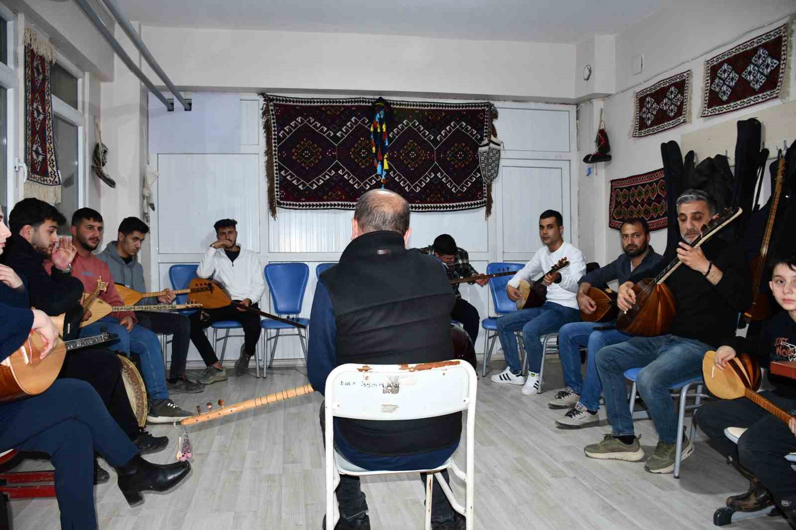 Şırnak’ta 30 kursiyer iftar sonrası saz eğitimi alıyor