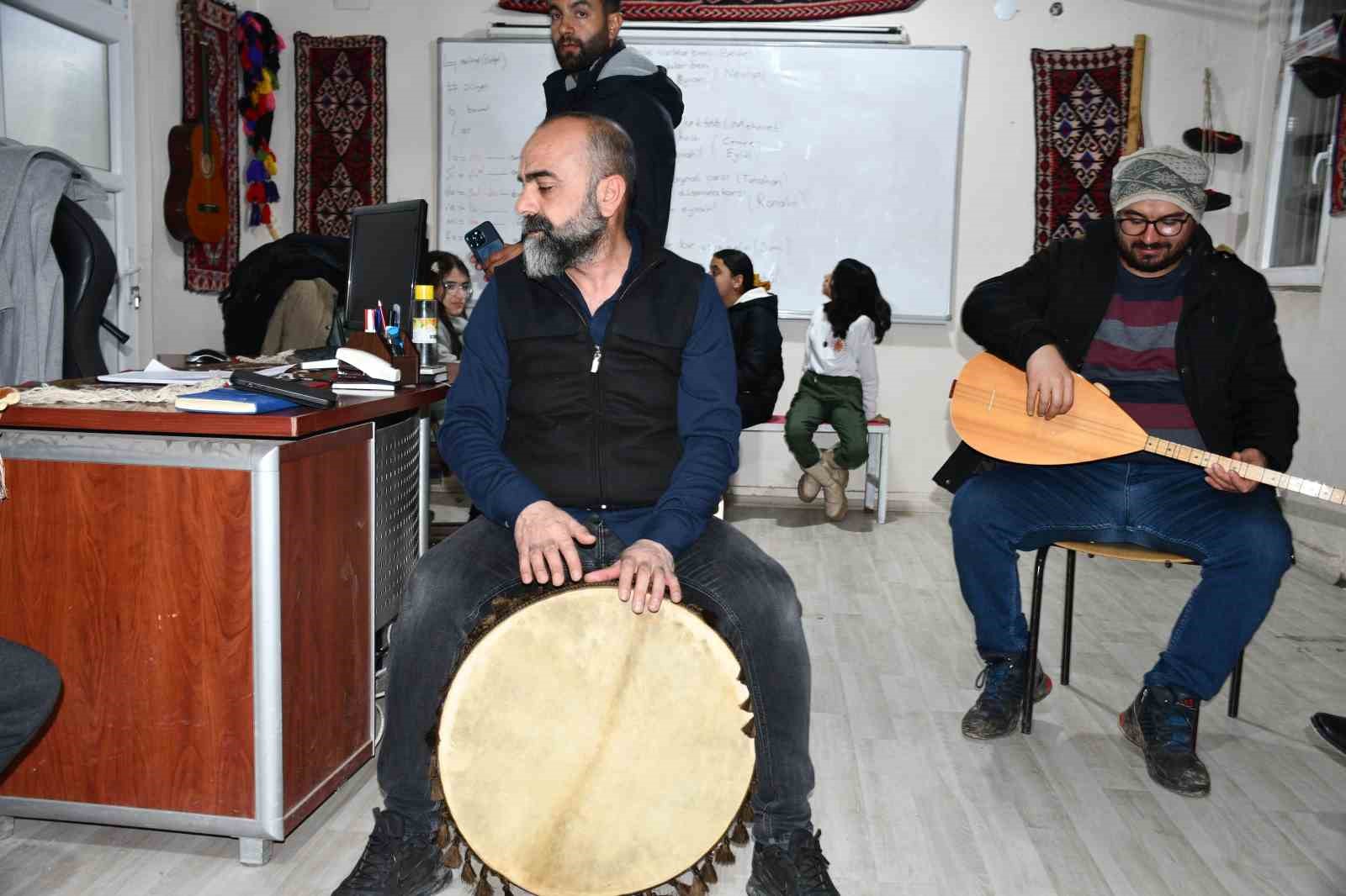 Şırnak&rsquo;ta 30 kursiyer iftar sonrası saz eğitimi alıyor
