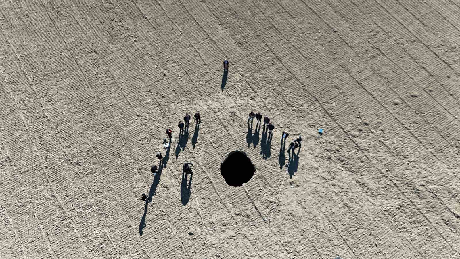 Tarlada 10 metre genişliğinde obruk oluştu