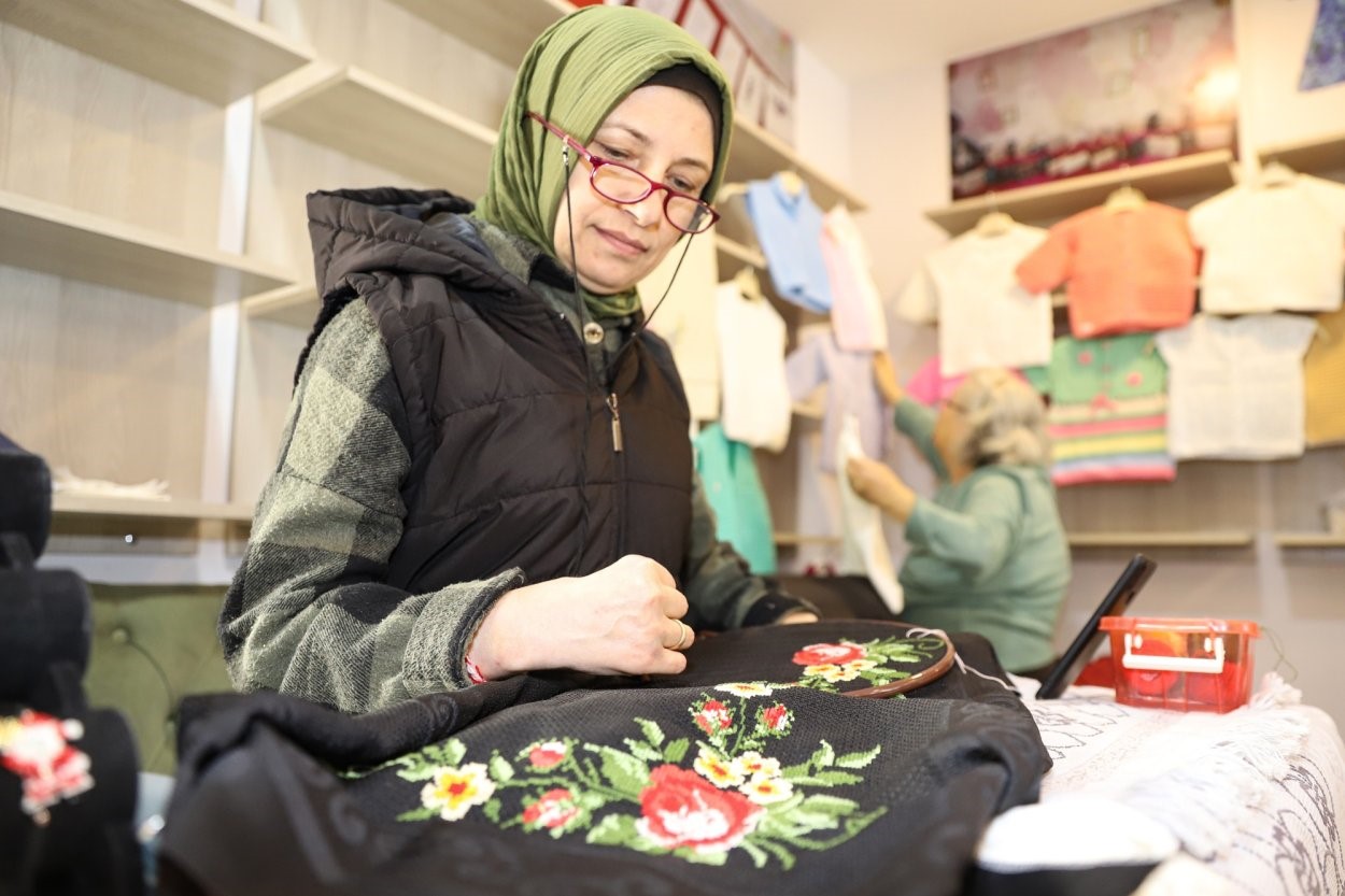 Kadının gücü: Tek eliyle ilmek ilmek işliyor