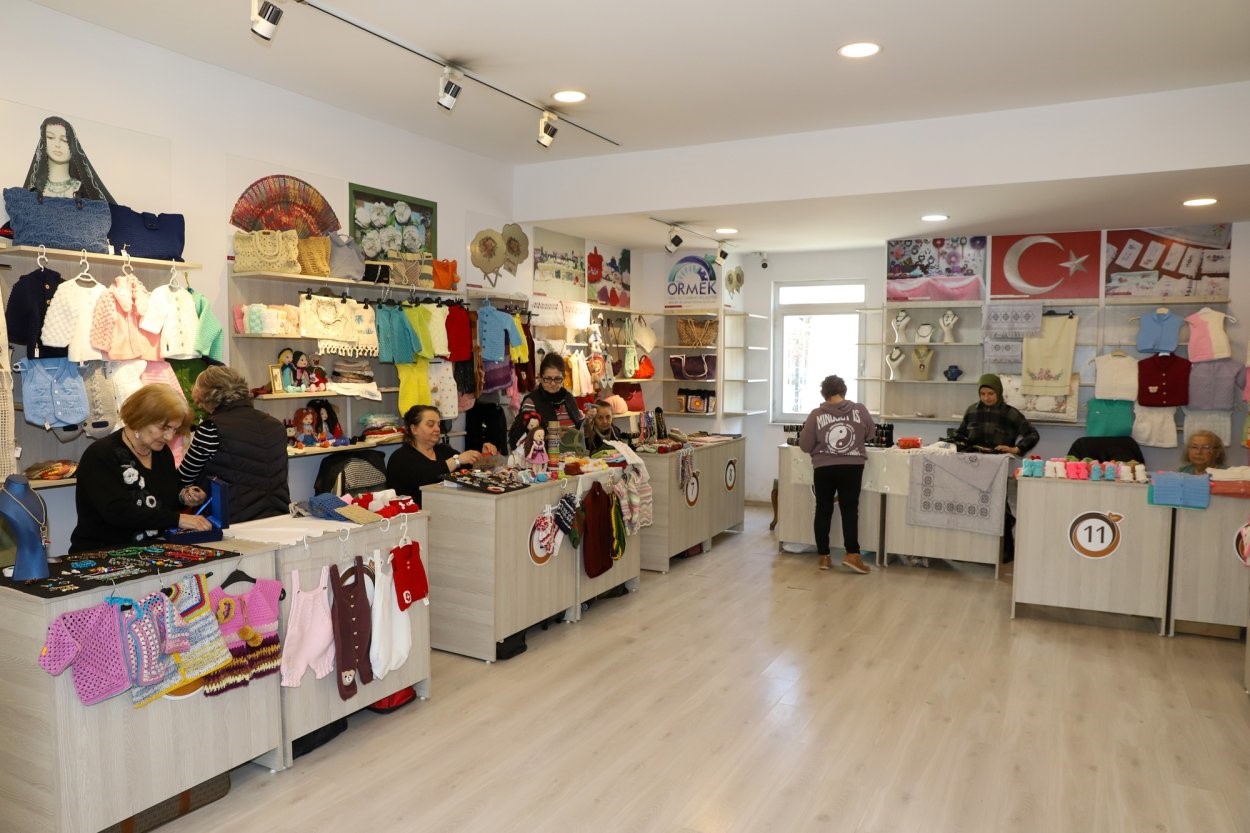 Kadının g&uuml;c&uuml;: Tek eliyle ilmek ilmek işliyor
