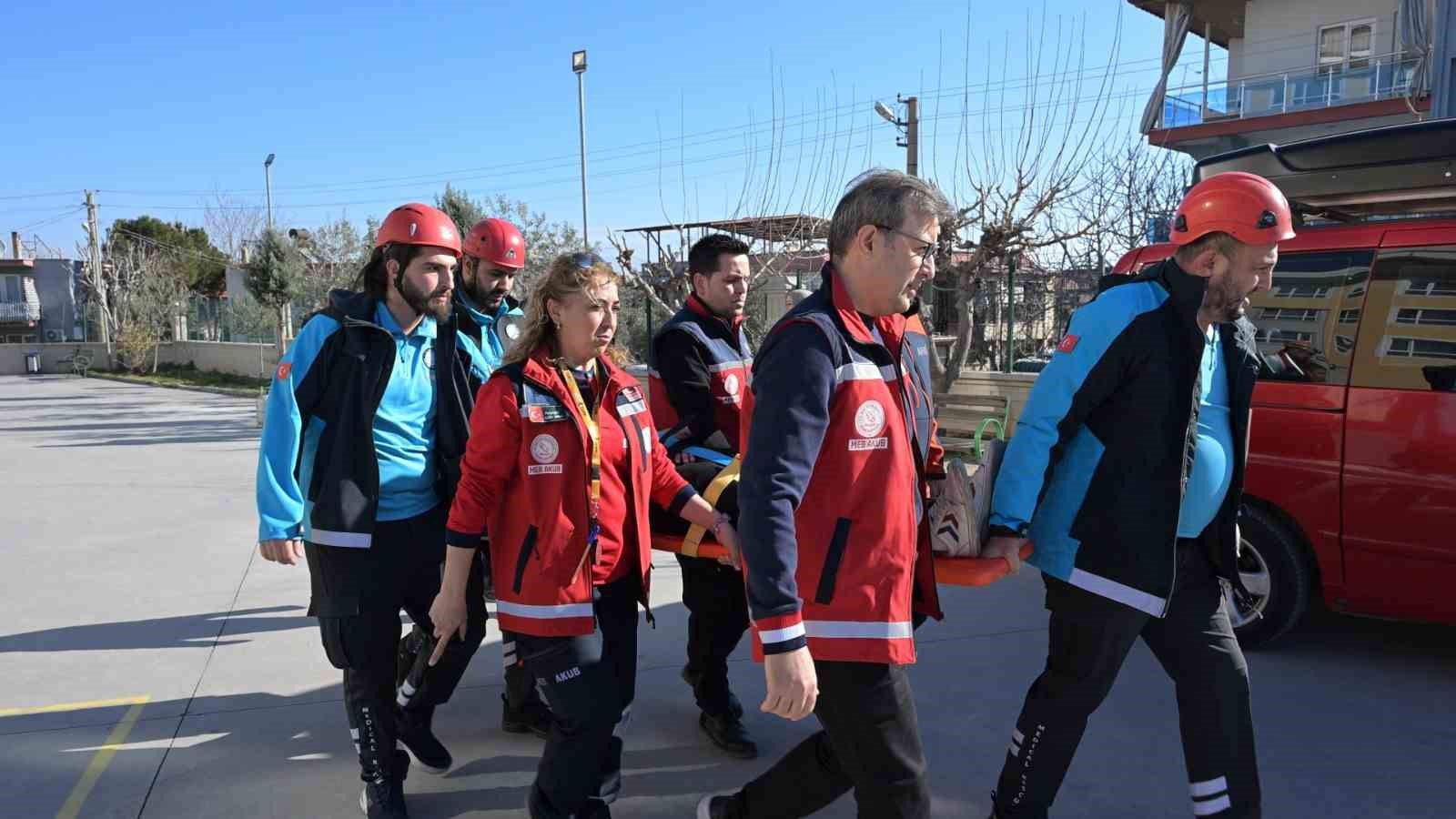 Lise &ouml;ğrencilerinden Deprem Haftasında  ger&ccedil;eği aratmayan tatbikat
