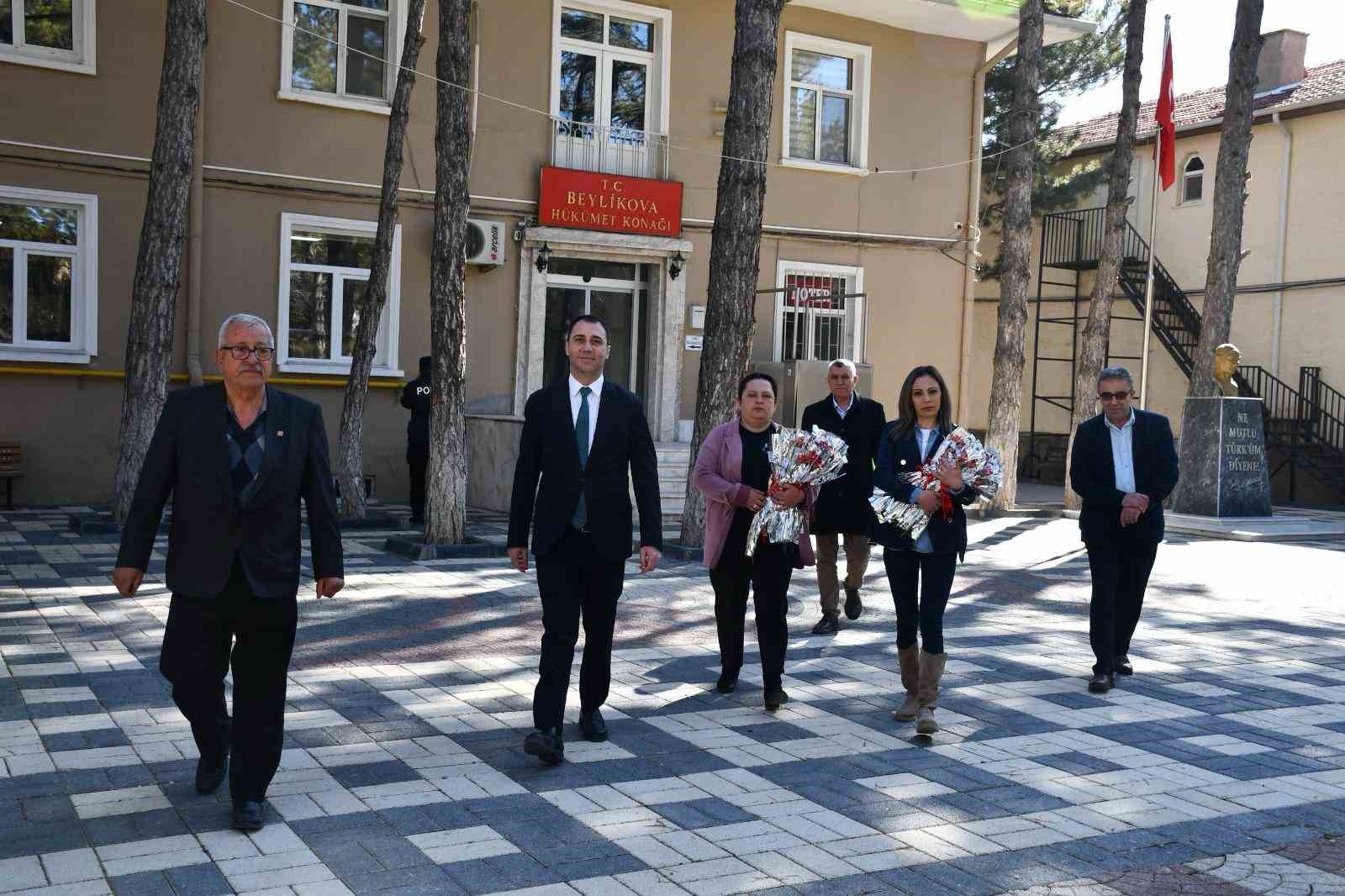 Beylikova&rsquo;da 8 Mart D&uuml;nya Kadınlar G&uuml;n&uuml;&rsquo;nde bin karanfil dağıtıldı
