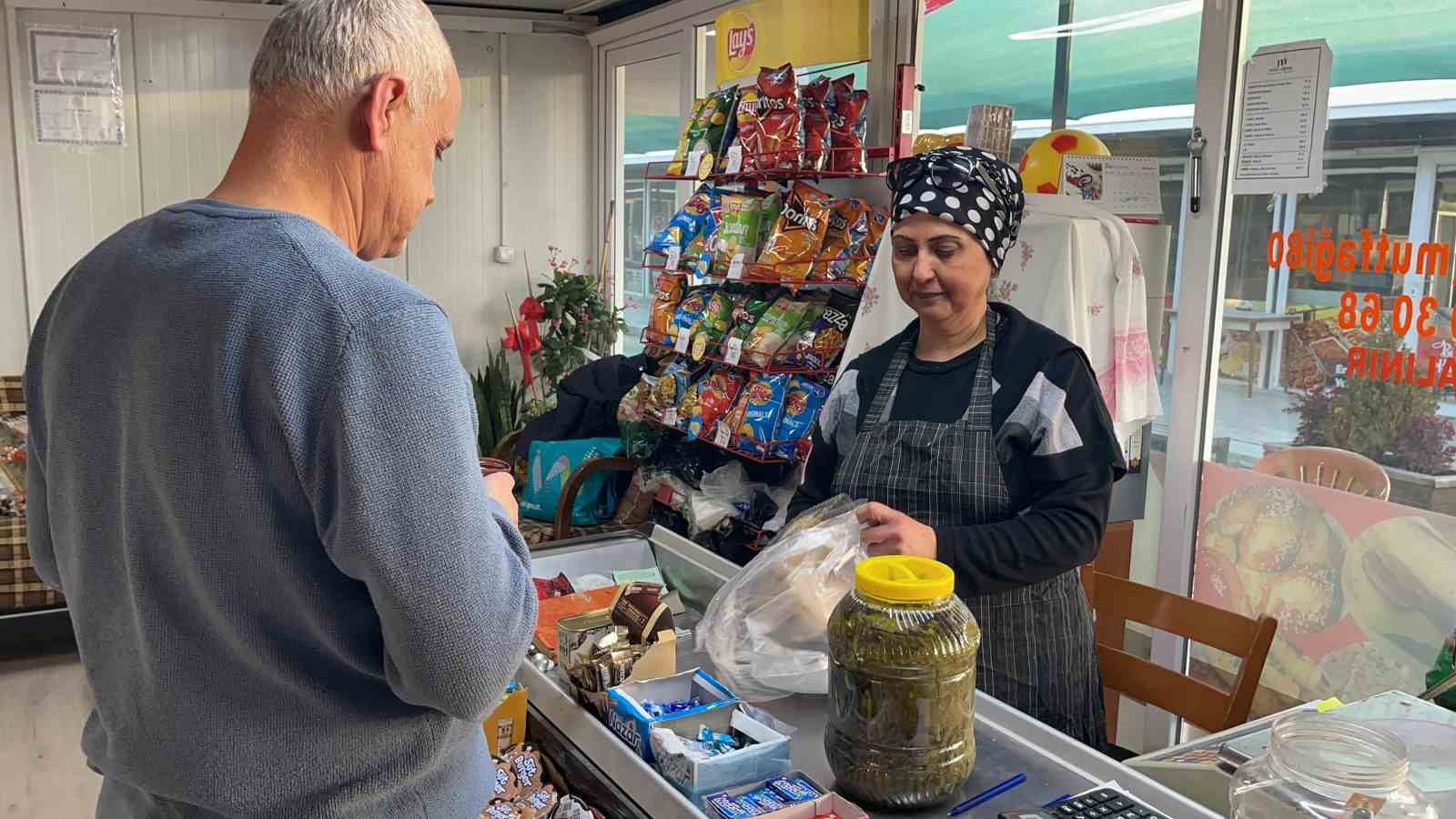 Depremde evi ve işyeri yıkıldı konteyner çarşıda hayata sıfırdan başladı
