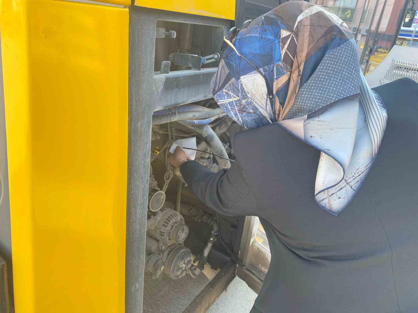 Hostes olarak servis ara&ccedil;larında &ccedil;alışarak başladı: Şimdi halk otob&uuml;s&uuml;yle binlerce can taşıyor
