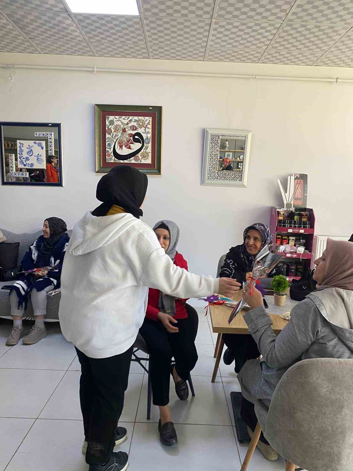 Elazığ’da öğretmen ve öğrencilerden anlamlı 8 Mart kutlaması