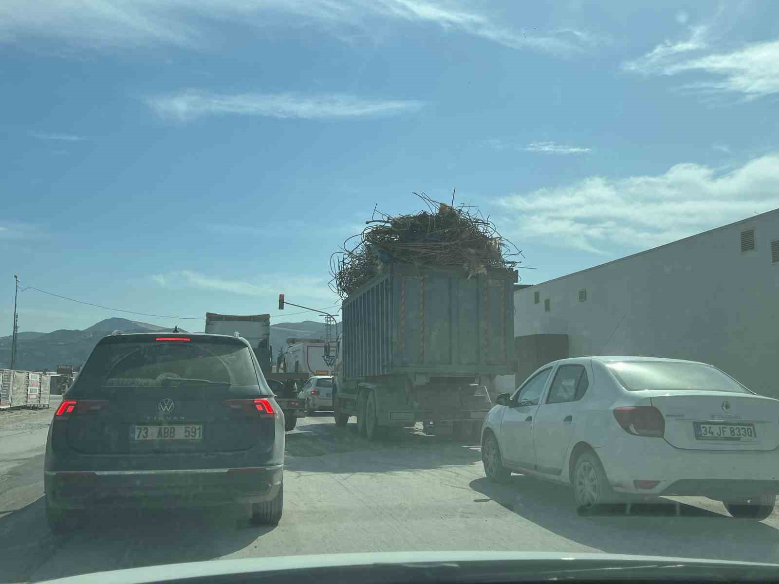 Kamyonun kasasını aşan hurda demir yüküyle kazaya davetiye çıkarttı
