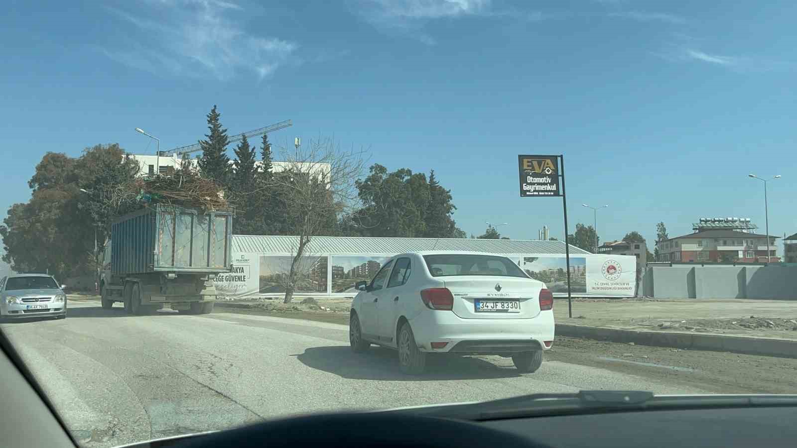 Kamyonun kasasını aşan hurda demir yüküyle kazaya davetiye çıkarttı