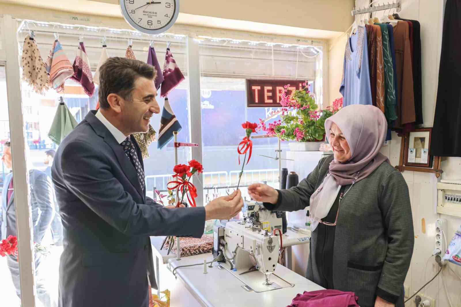 Kadınlara karanfil dağıtıldı