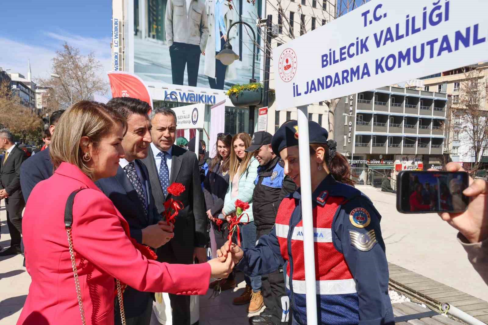 Kadınlara karanfil dağıtıldı
