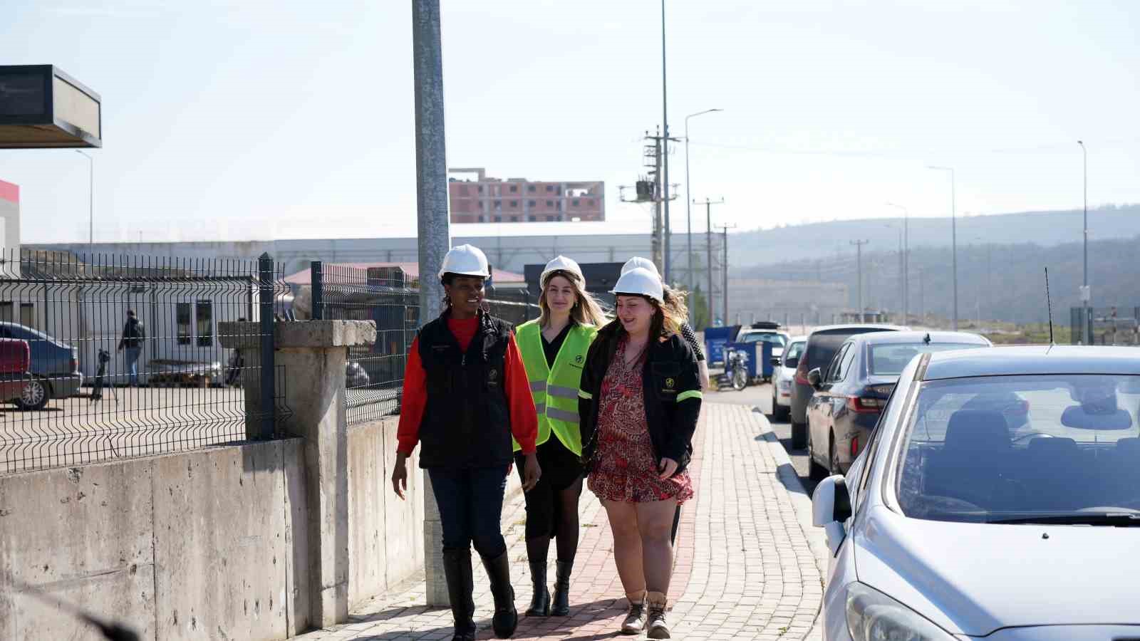 Tonlarca ağırlıktaki &ccedil;eliklerin projelerine ojeli parmaklarıyla y&ouml;n veriyorlar
