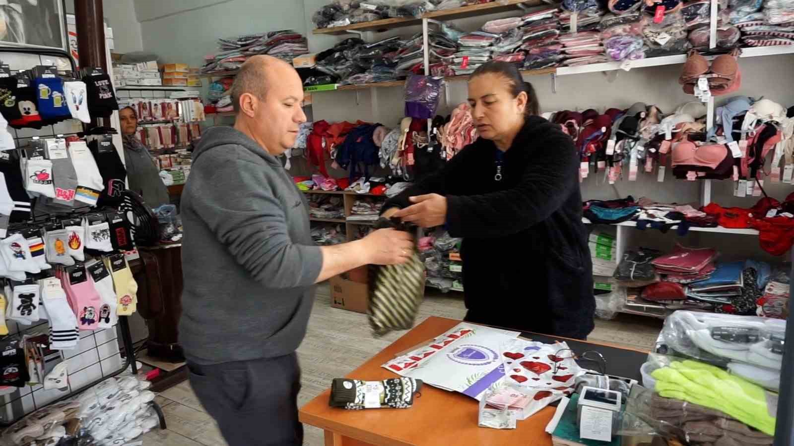 Burdur&rsquo;da 25 yıldır &ccedil;orap satarak ge&ccedil;imini sağlıyor
