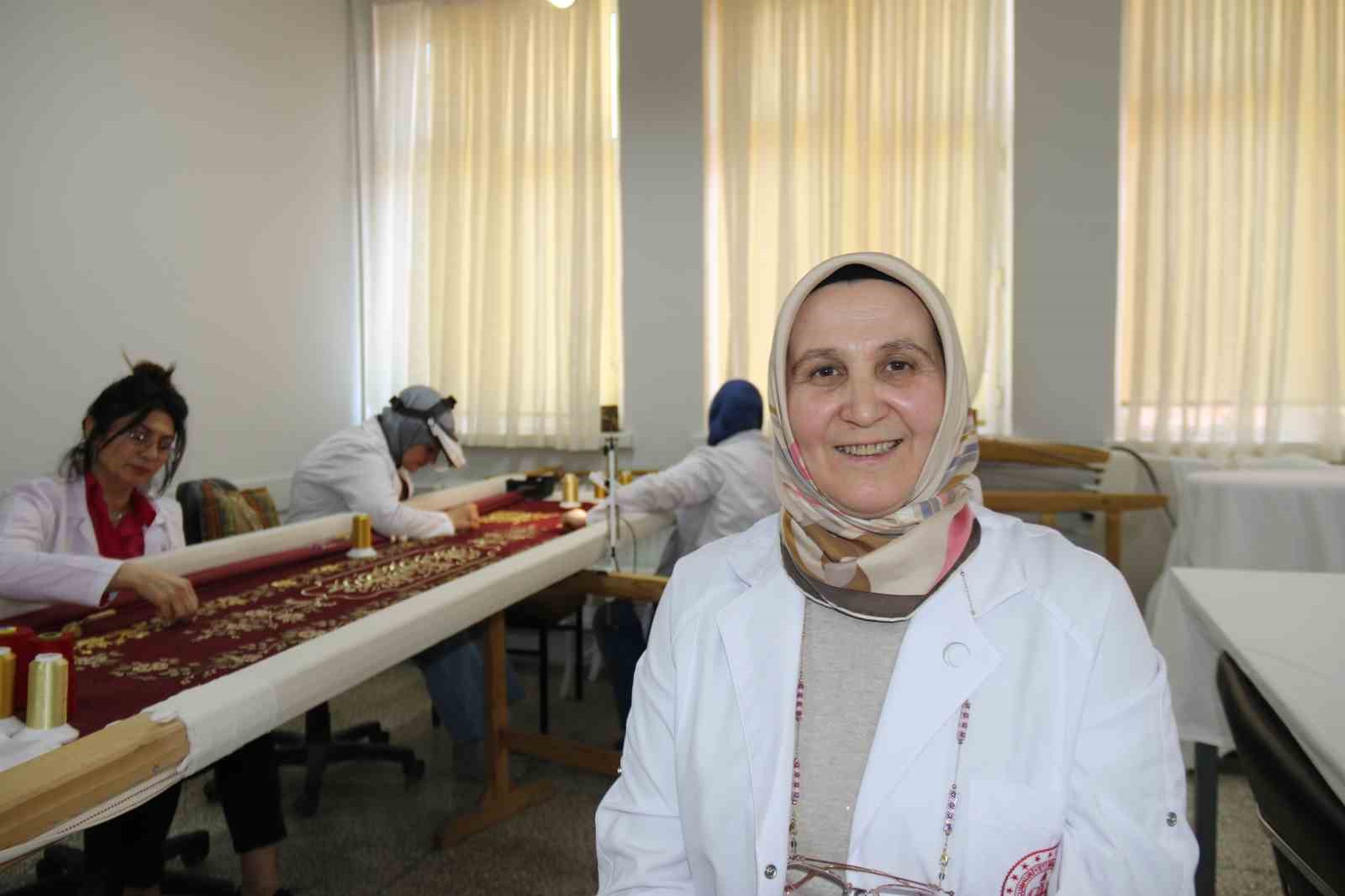 Kadınlar burada unutulmaya y&uuml;z tutmuş sanatları icra ediyor
