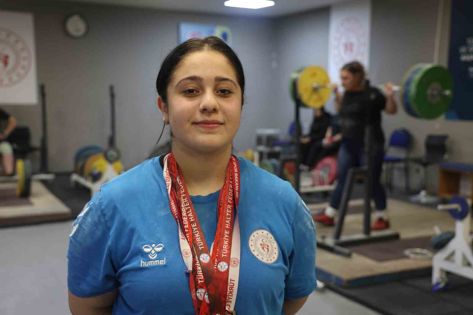 15 yaşındaki Sudenaz ve Neriman, halterde milli sporcu olmayı hedefliyor
