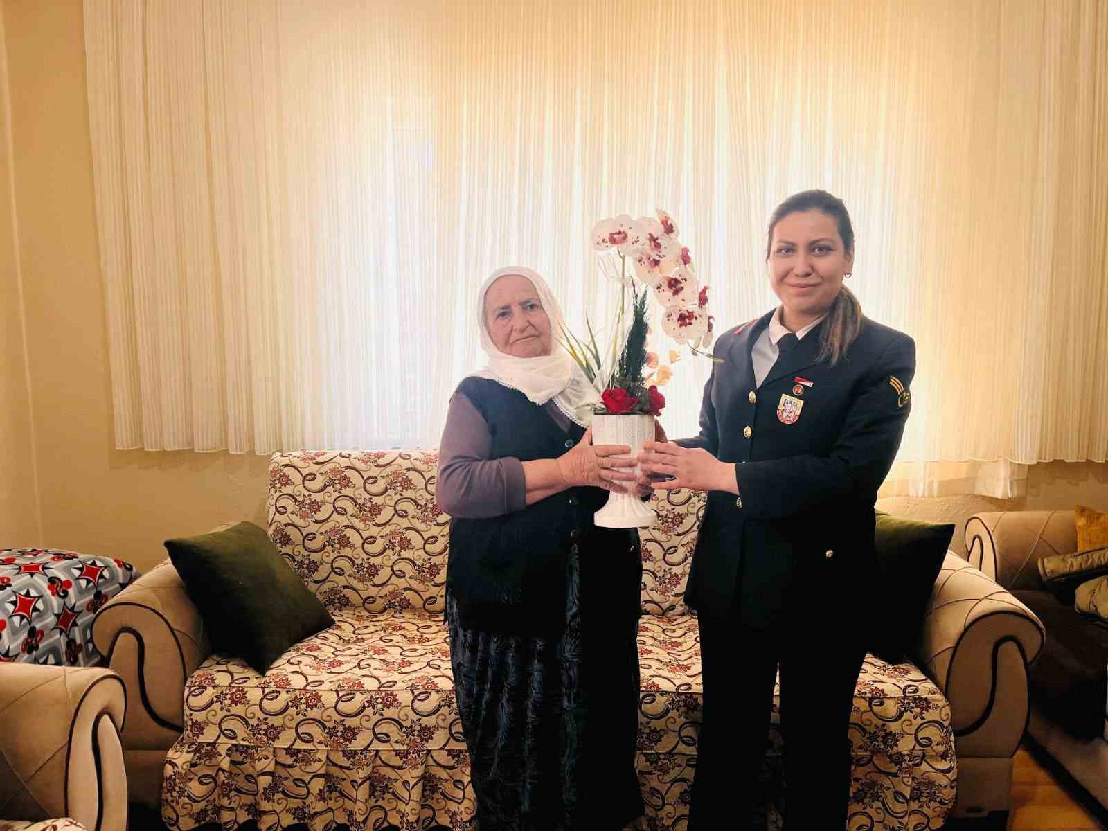 Jandarmadan şehit annesine ziyaret
