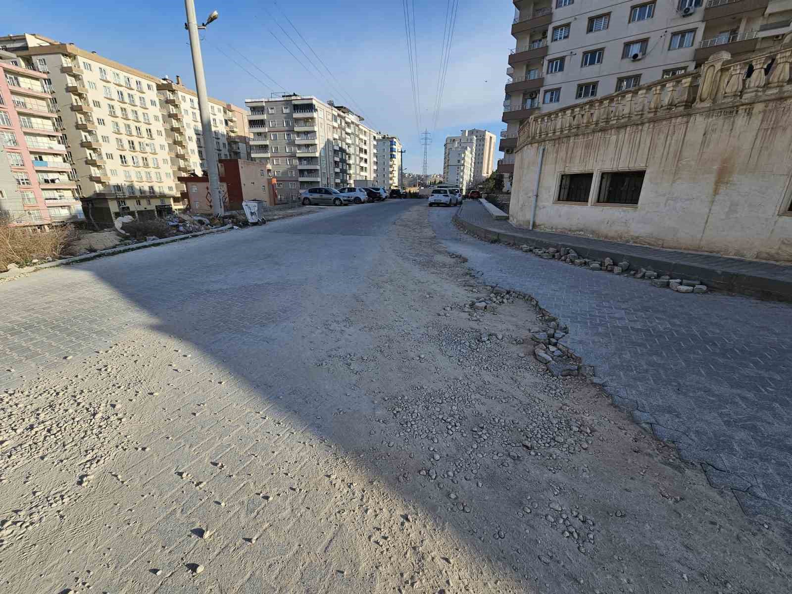 Artuklu Belediyesi’nin neden olduğu yol çilesi bitmiyor