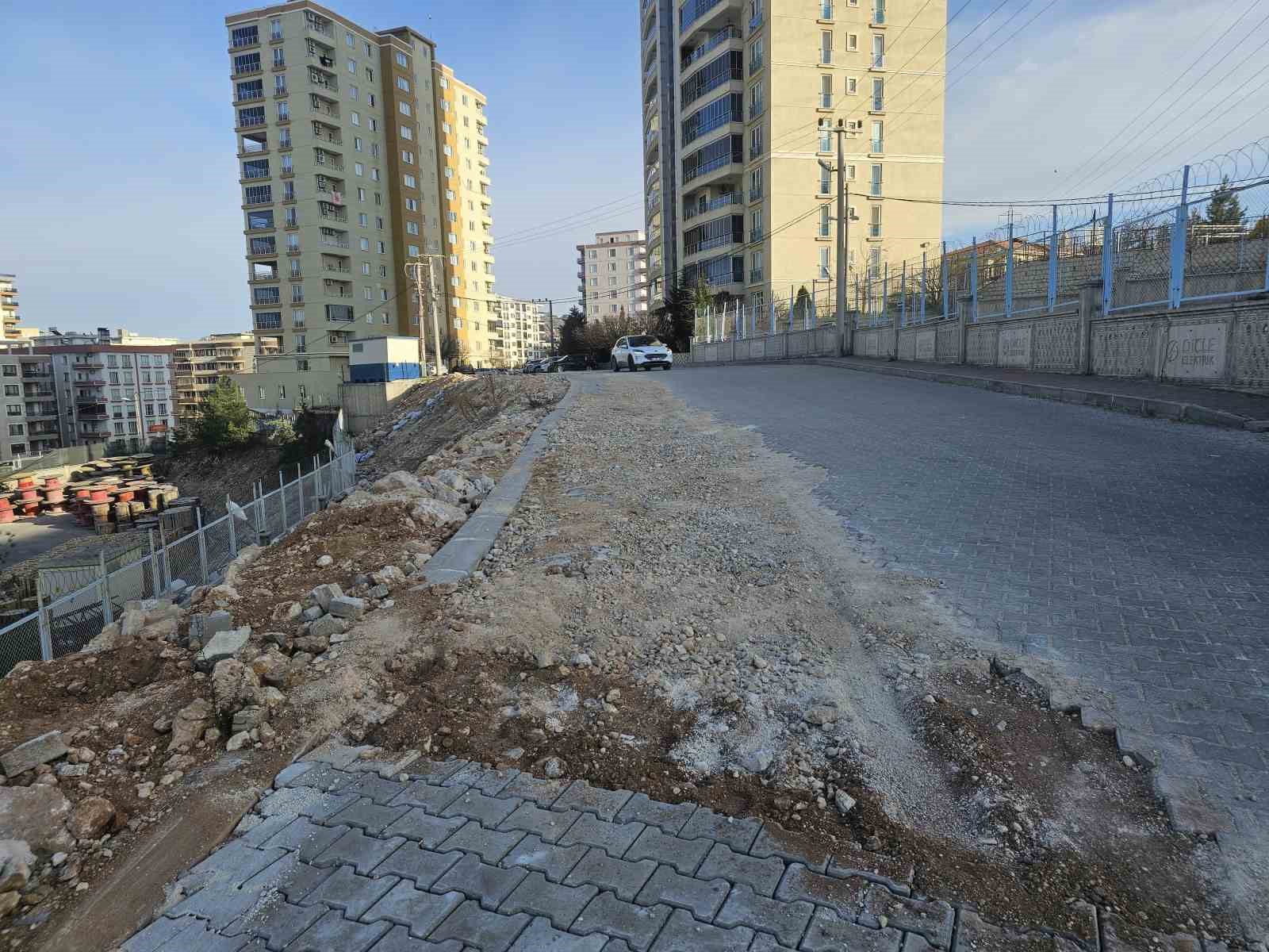 Artuklu Belediyesi&rsquo;nin neden olduğu yol &ccedil;ilesi bitmiyor
