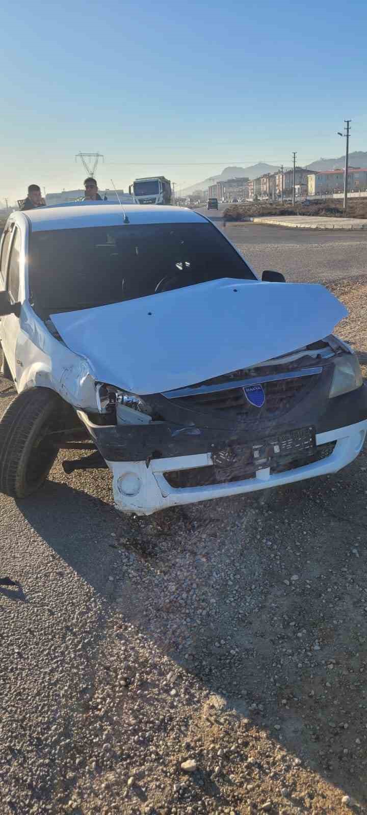 Minibüsle otomobilin çarpıştığı kazada 16 kişi yaralandı
