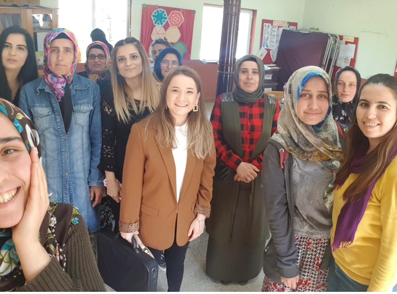 Nurten Öğretmen, kadınlar için kurduğu Türkiye’nin ilk ’Gezici Köy Atölyesi’yle kırsal bölgedeki kadınlarla buluşuyor