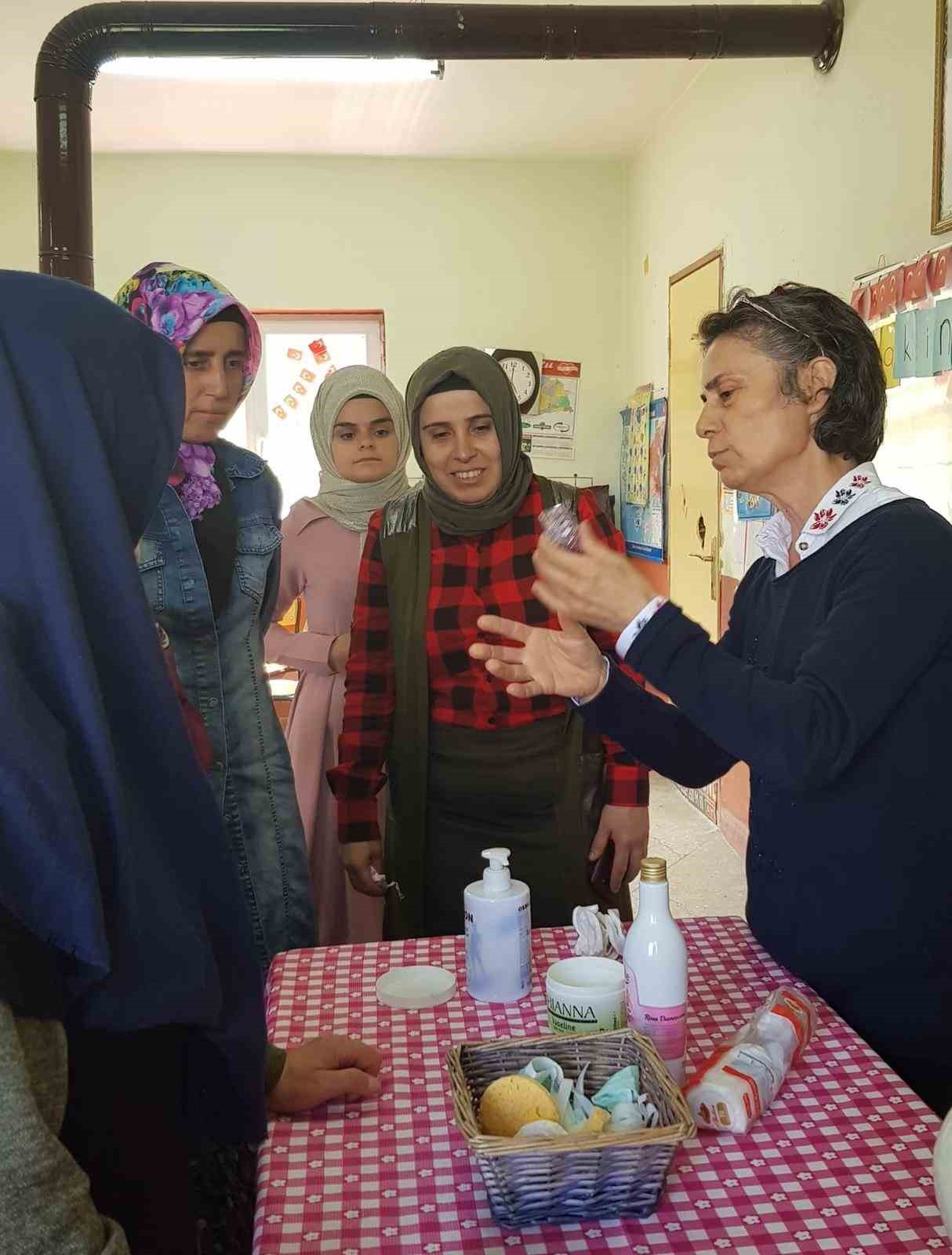 Nurten &Ouml;ğretmen, kadınlar i&ccedil;in kurduğu T&uuml;rkiye&rsquo;nin ilk &rsquo;Gezici K&ouml;y At&ouml;lyesi&rsquo;yle kırsal b&ouml;lgedeki kadınlarla buluşuyor
