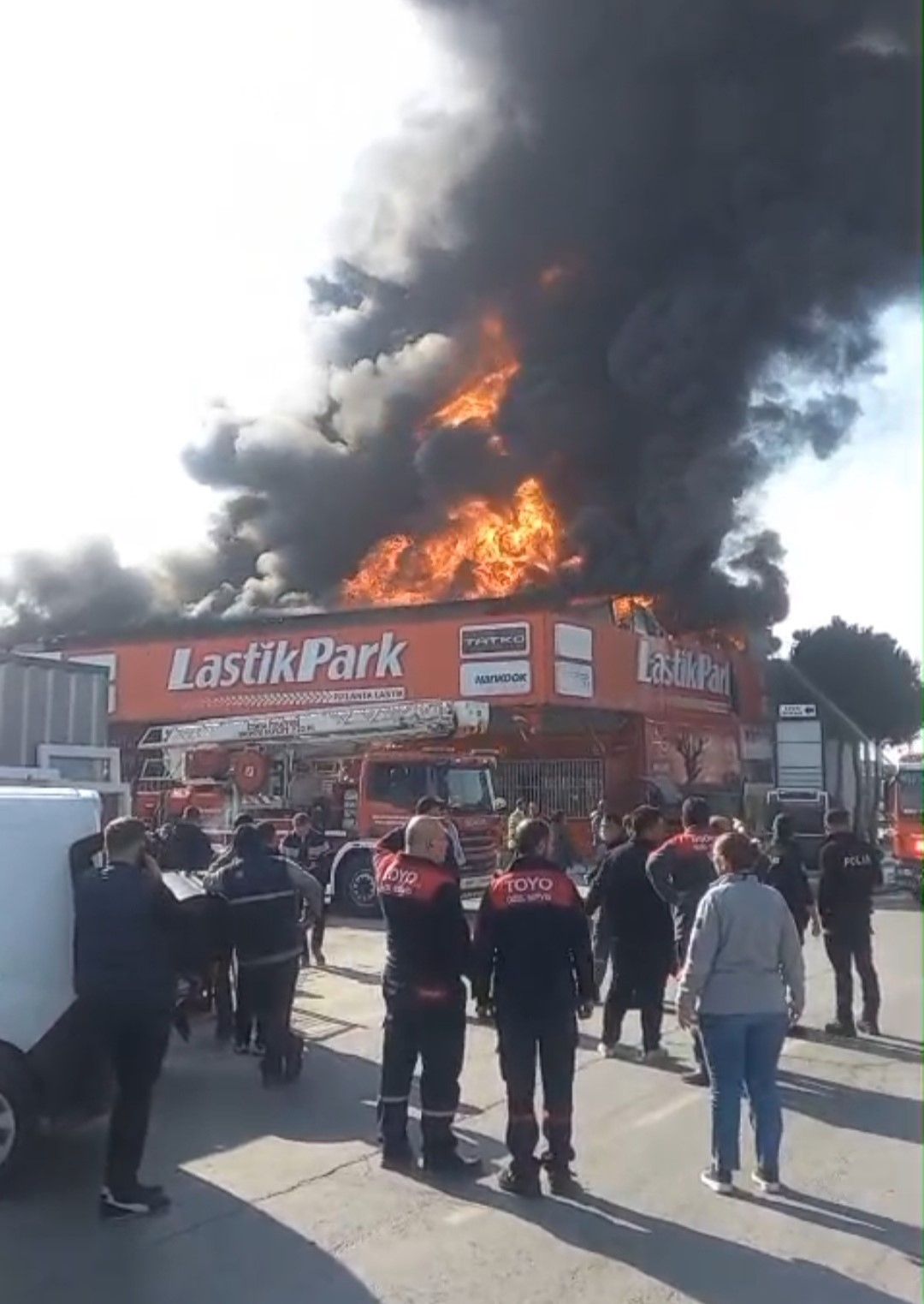 İzmir&rsquo;de yangında iki lastik&ccedil;i d&uuml;kkanı hasar g&ouml;rd&uuml;
