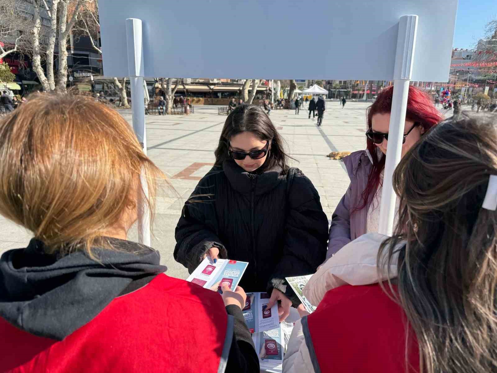 Kadın polislerden KADES bilgilendirme çalışması