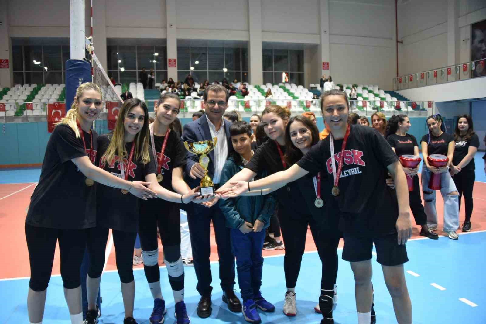 Salihli’de kadınlar, voleybol turnuvasında buluştu