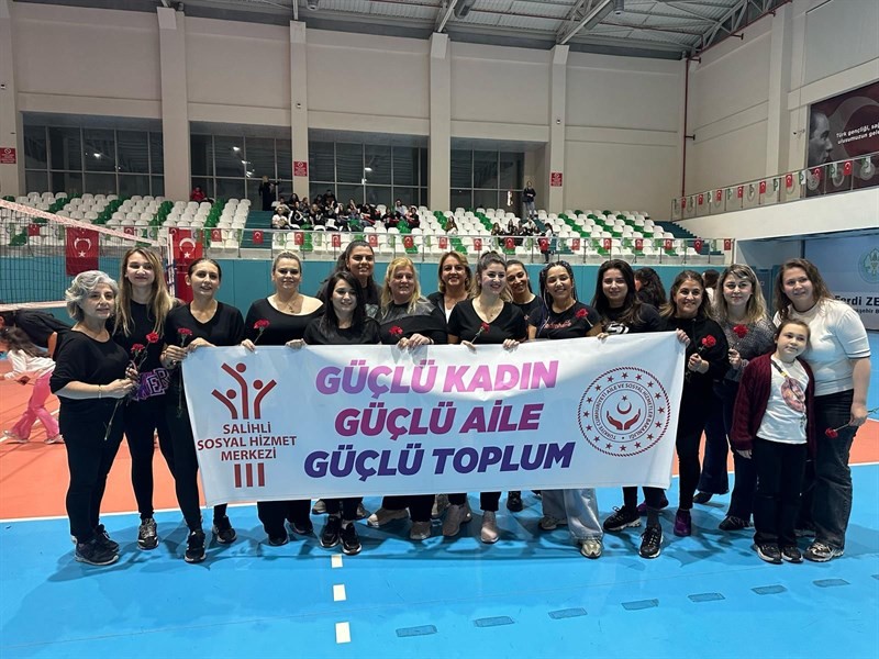 Salihli&rsquo;de kadınlar, voleybol turnuvasında buluştu
