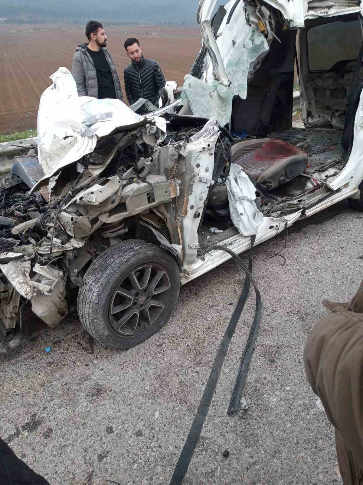 İzmir’de otomobil tıra çarptı, sürücü yaşamını yitirdi
