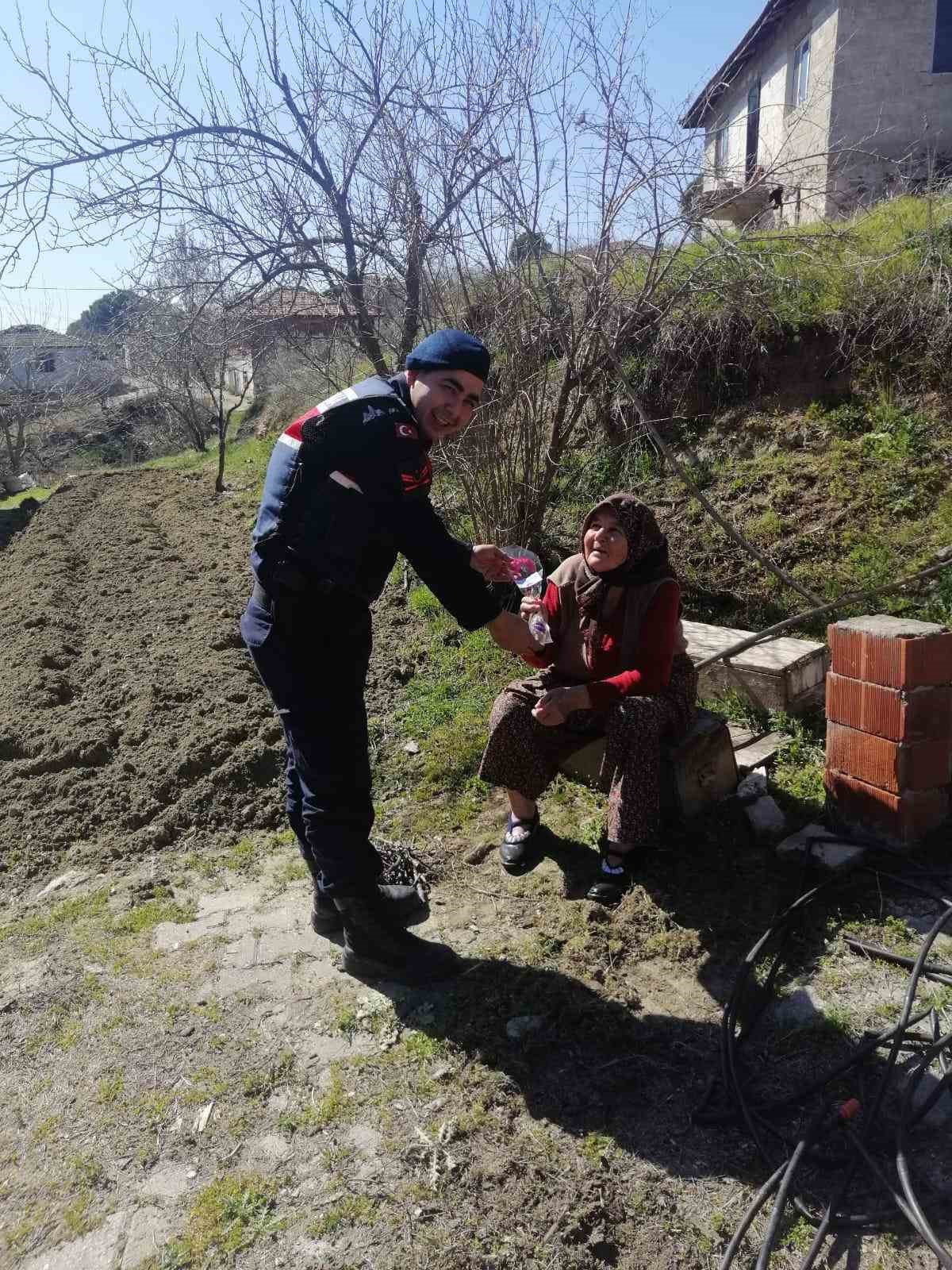 Gördes’te jandarma ekipleri şehit annelerini unutmadı
