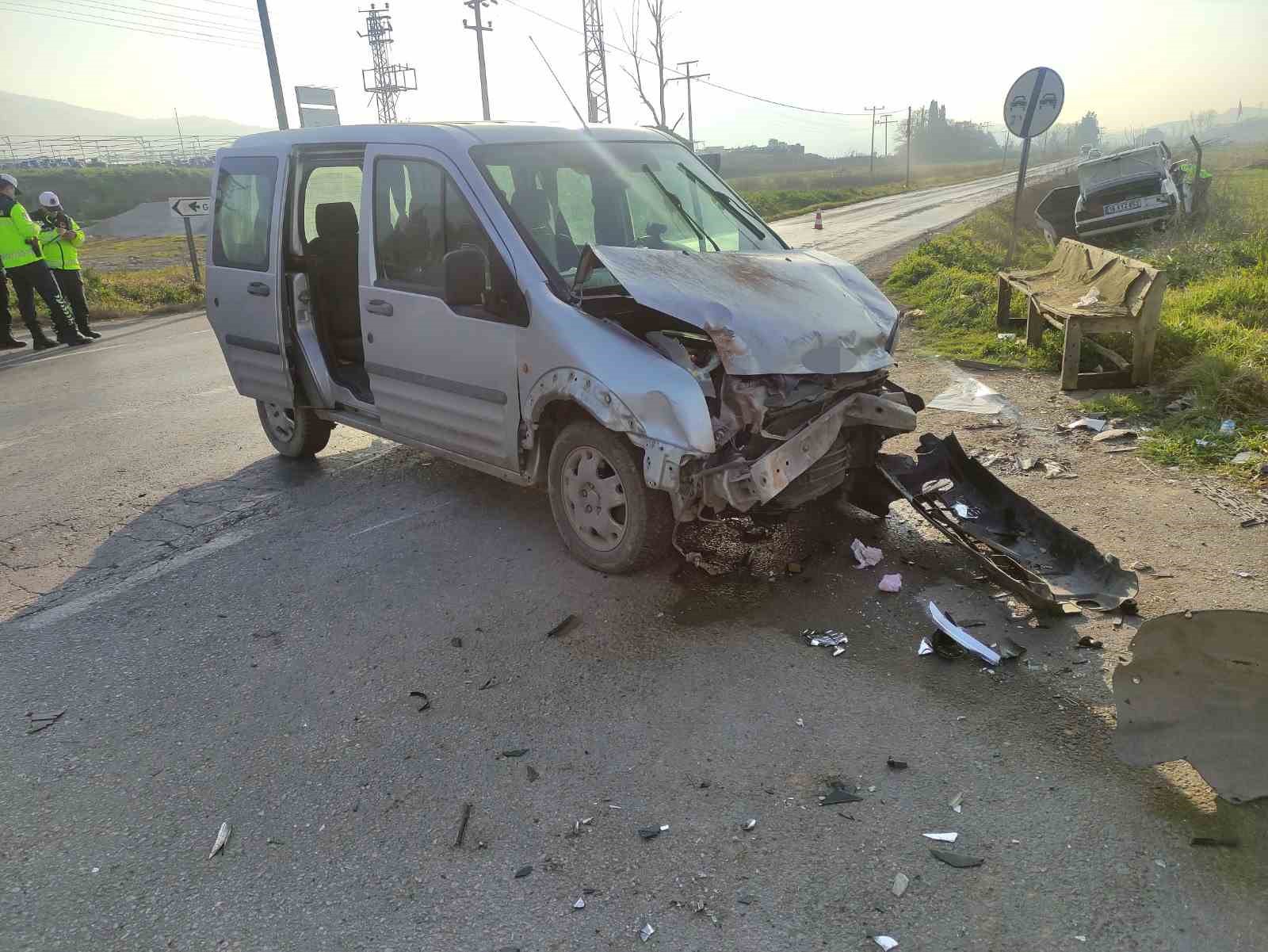 Bursa’da hafif ticari araç ile otomobil çarpıştı: 5 yaralı