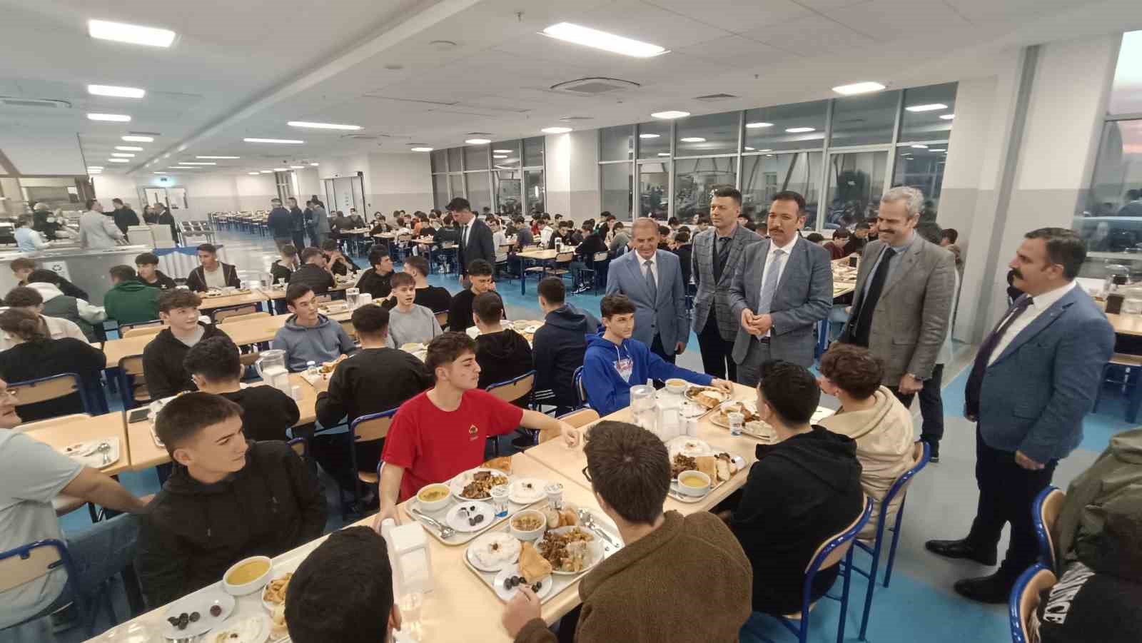 Uğurelli, yatılı öğrencilerle iftarda buluştu
