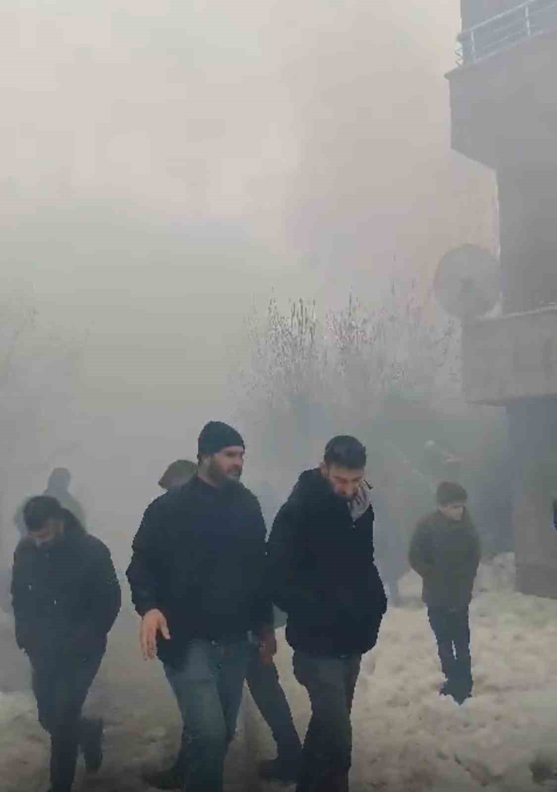 Y&uuml;ksekova&rsquo;da korkutan yangın

