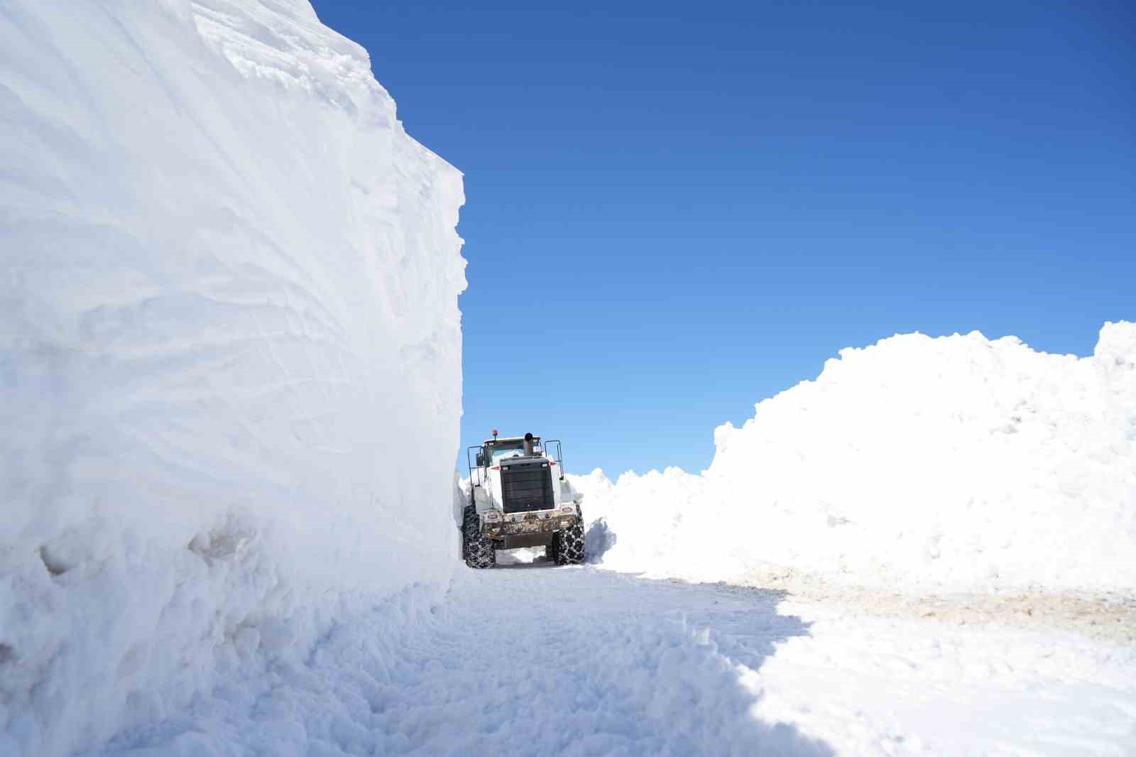 Muş’ta kar kalınlığının 5 metreyi bulduğu grup köy yolunda çalışmalar devam ediyor