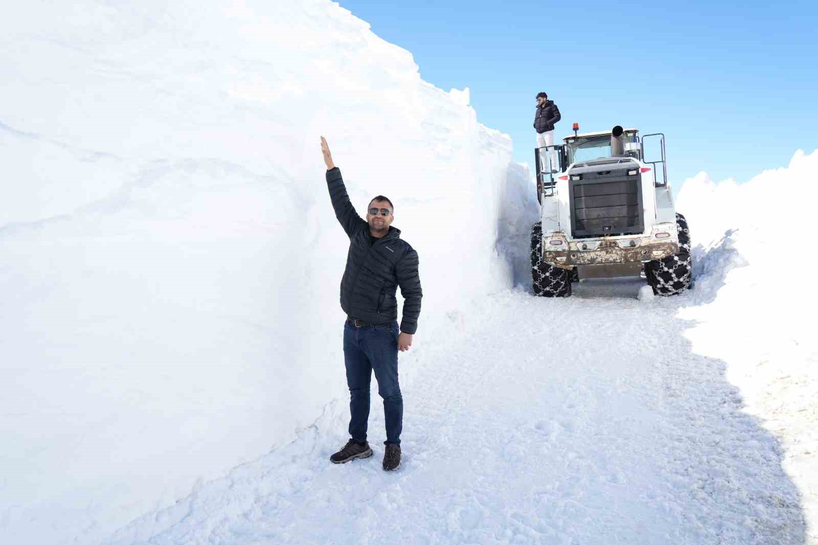 Muş&rsquo;ta kar kalınlığının 5 metreyi bulduğu grup k&ouml;y yolunda &ccedil;alışmalar devam ediyor
