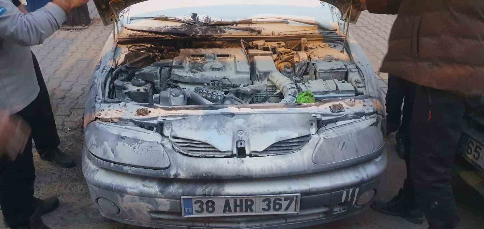 Van&rsquo;da park halindeki otomobilde yangın
