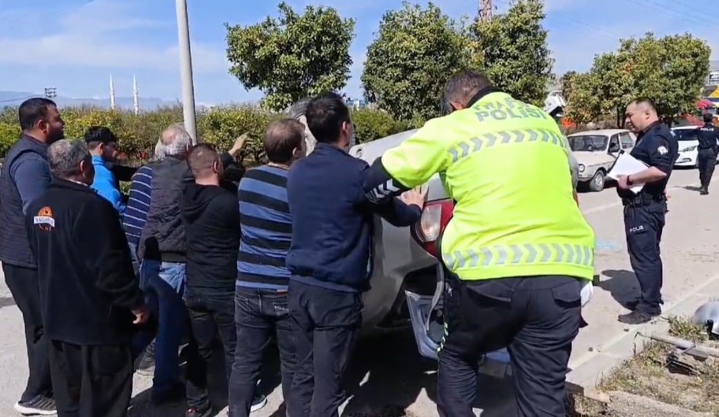 Takla atıp ters d&ouml;nen otomobili s&uuml;r&uuml;c&uuml;ler d&uuml;zeltti
