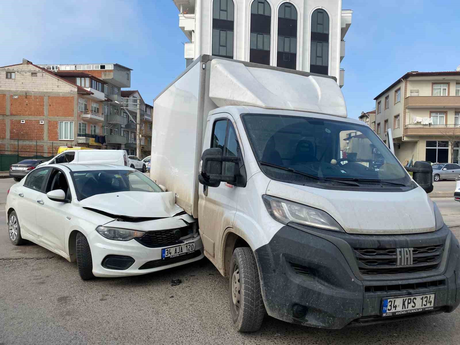 Çarpışmanın şiddetiyle otomobil kamyonetin altına girdi: 1 yaralı