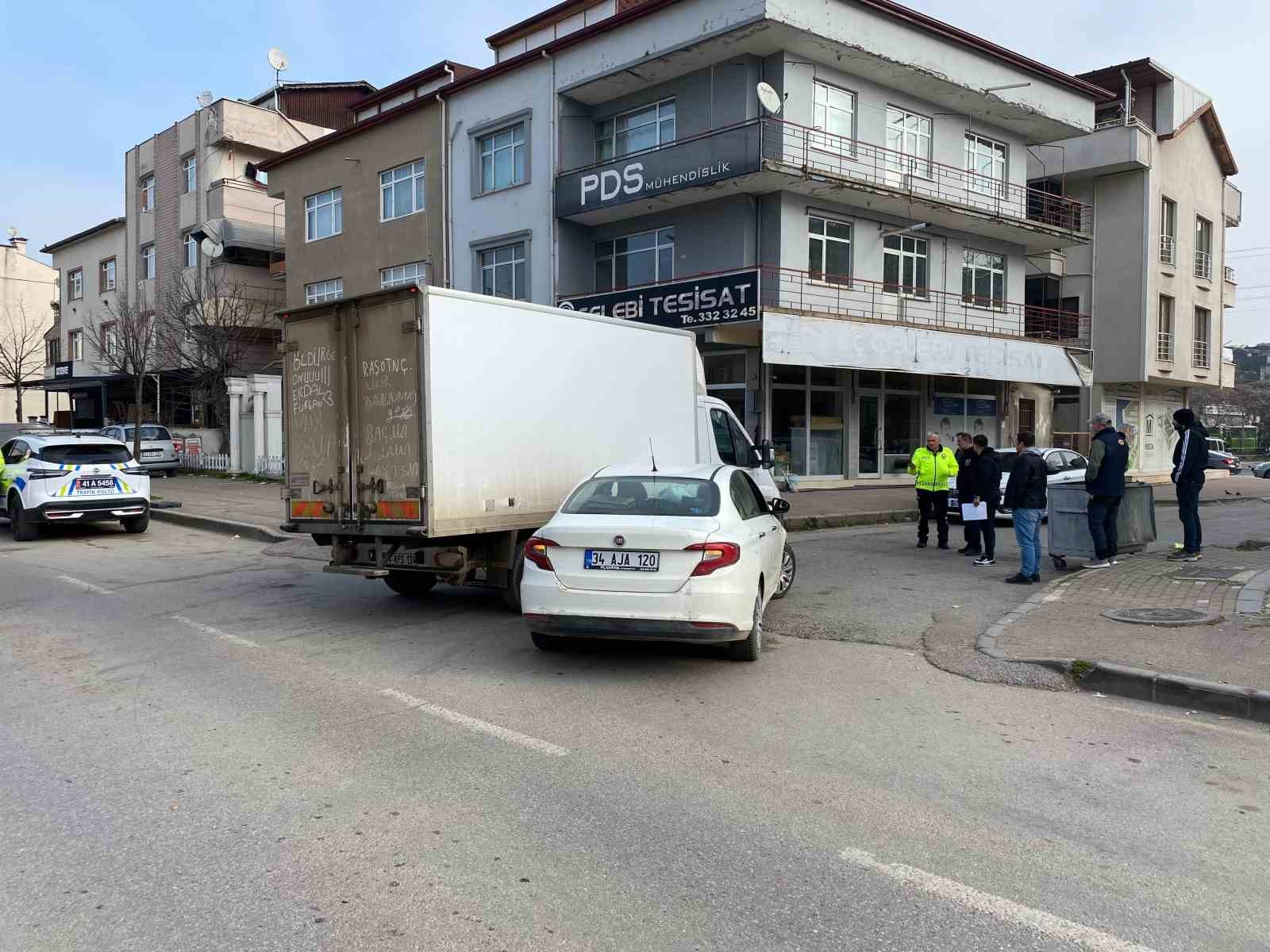 Çarpışmanın şiddetiyle otomobil kamyonetin altına girdi: 1 yaralı
