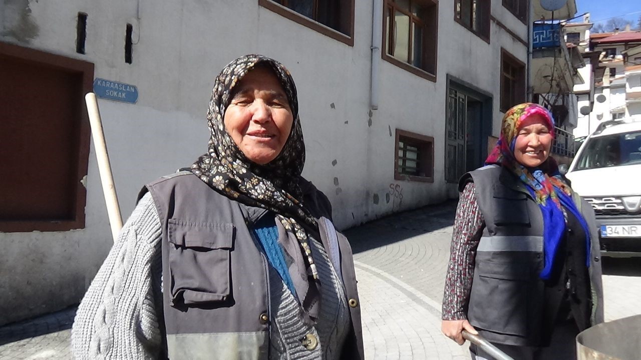 Emek&ccedil;i kadınlar ekmek paralarını &ccedil;&ouml;pten &ccedil;ıkartıyor
