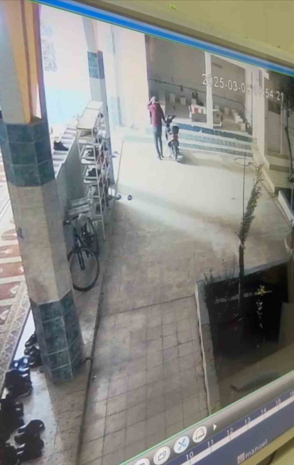 Camide motosiklet hırsızlığı kamerada
