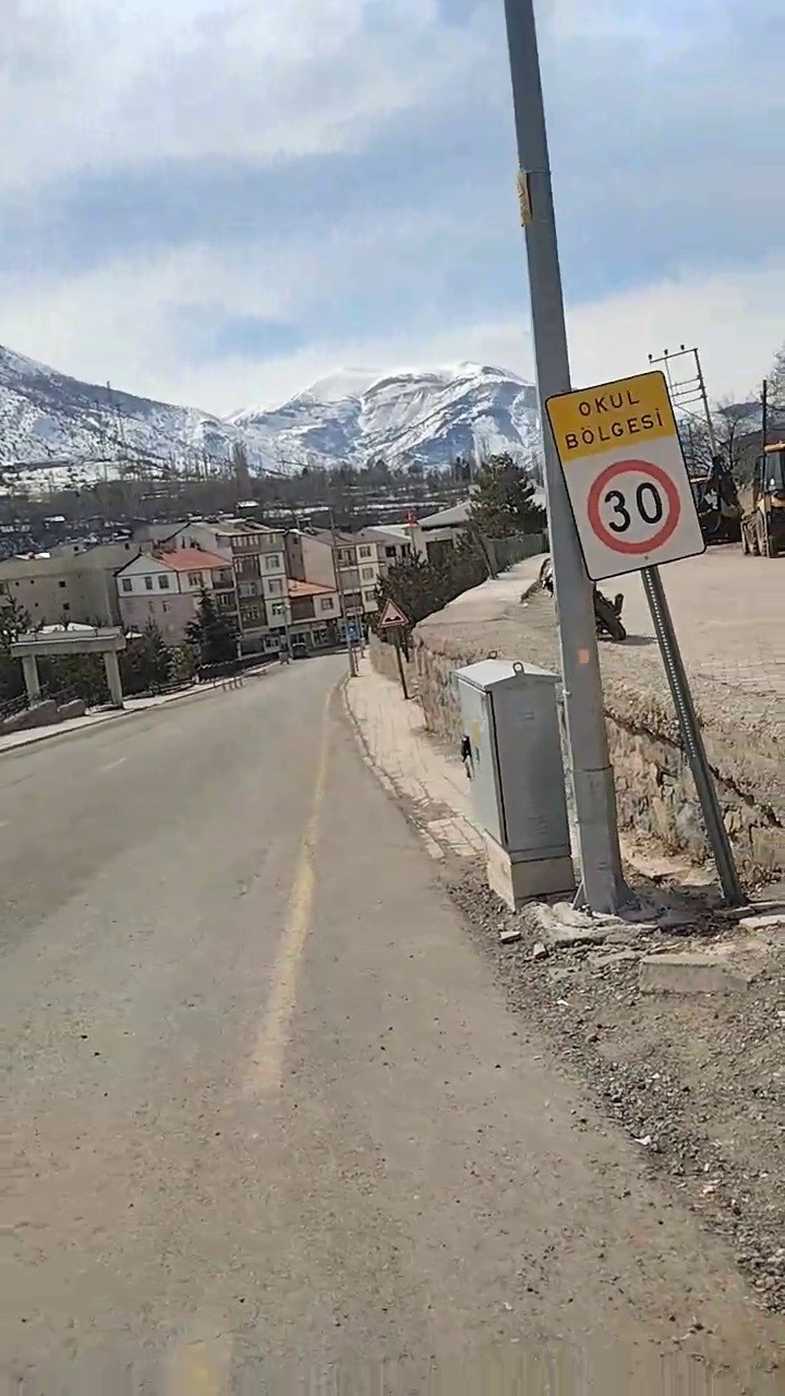 İspir’de okul yolundaki çatılar tehlike oluşturuyor