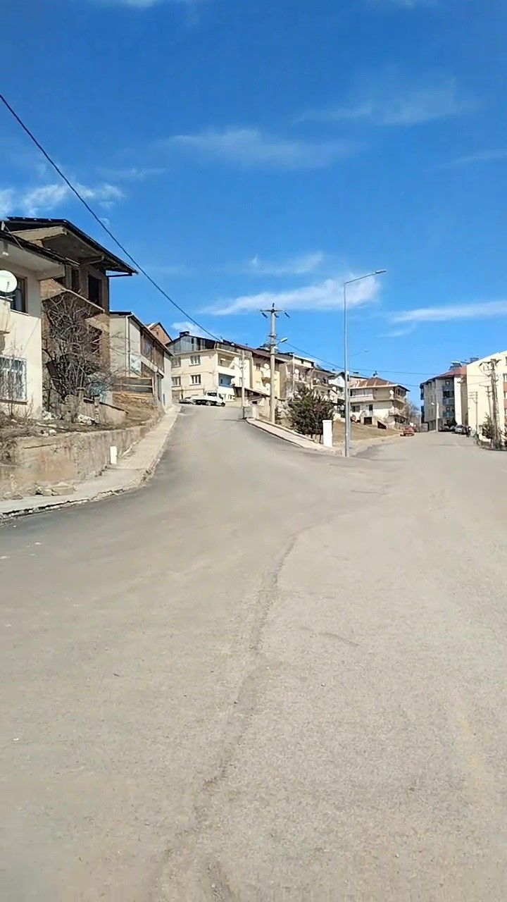 İspir&rsquo;de okul yolundaki &ccedil;atılar tehlike oluşturuyor
