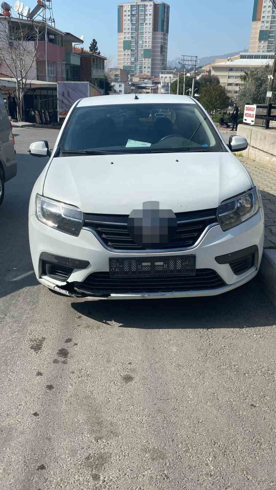 İzmir&rsquo;de korsan taksi &ccedil;ağırıp gasbeden 3 kişi tutuklandı
