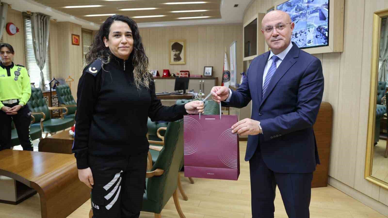 Mardin Emniyet Müdürü, kadın polisleri 8 Mart Dünya Kadınlar Günü’nde makamında ağırladı